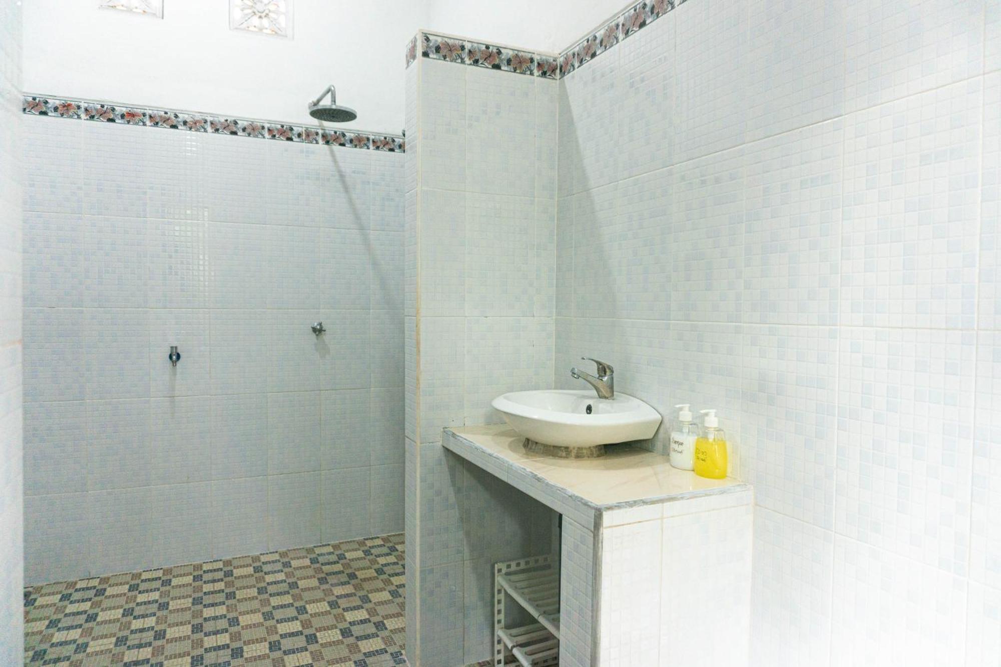 Srinadi Guest House Lovina 外观 照片
