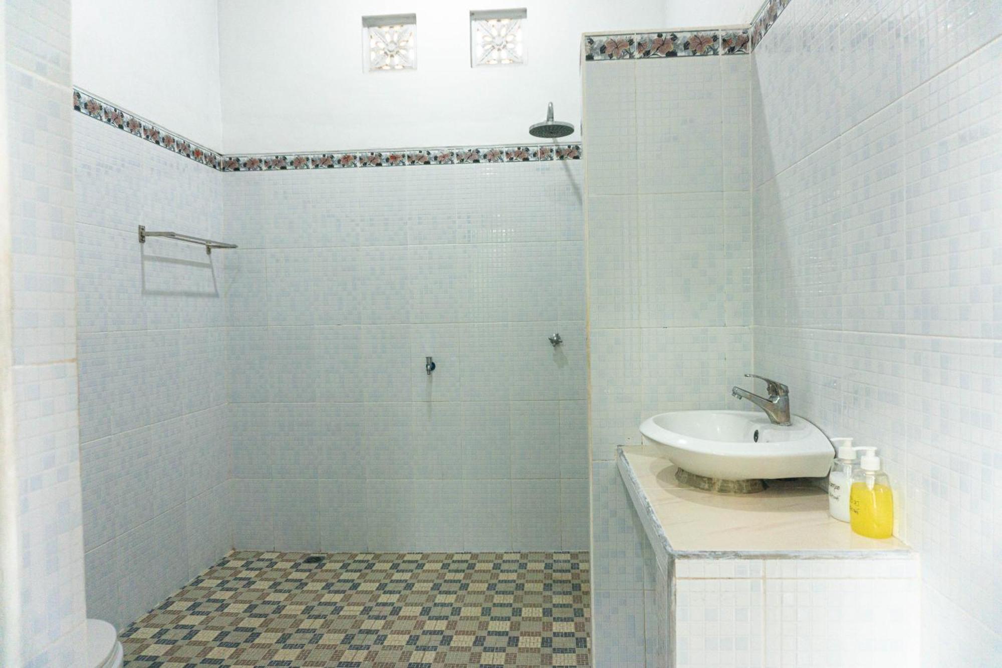 Srinadi Guest House Lovina 外观 照片
